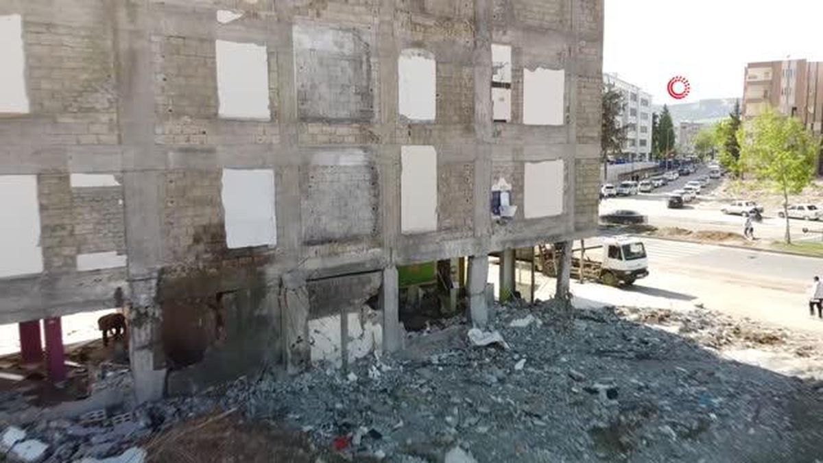 Duvardaki klozeti gören gözlerine inanamıyor: Enkazı kaldırılan binadan geriye klozet ve duş aparatları kaldı