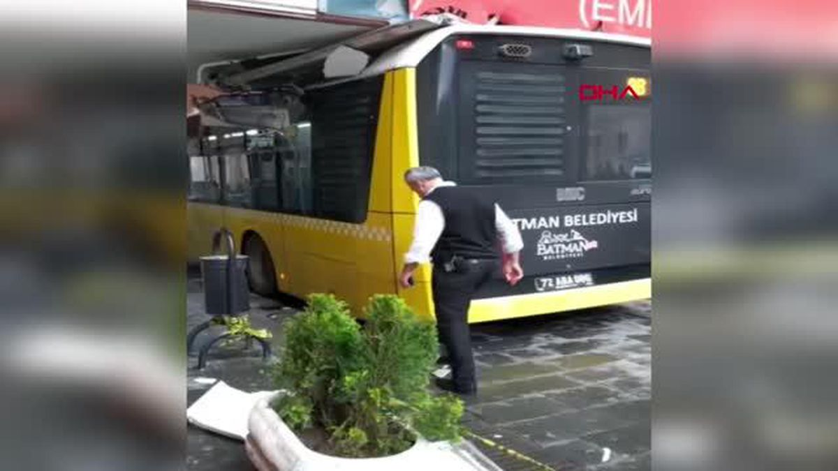 FENALAŞAN YOLCUNUN HASTANEYE GÖTÜRÜLDÜĞÜ OTOBÜS, ACİL SERVİSİN TAVANINA SIKIŞTI