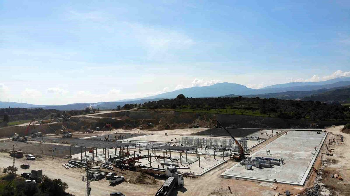 Hatay'da Defne Devlet Hastanesi yükselmeye başladı