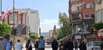 İskenderun'da depremde ağır hasar alan 6 katlı bina kontrollü yıkıldı