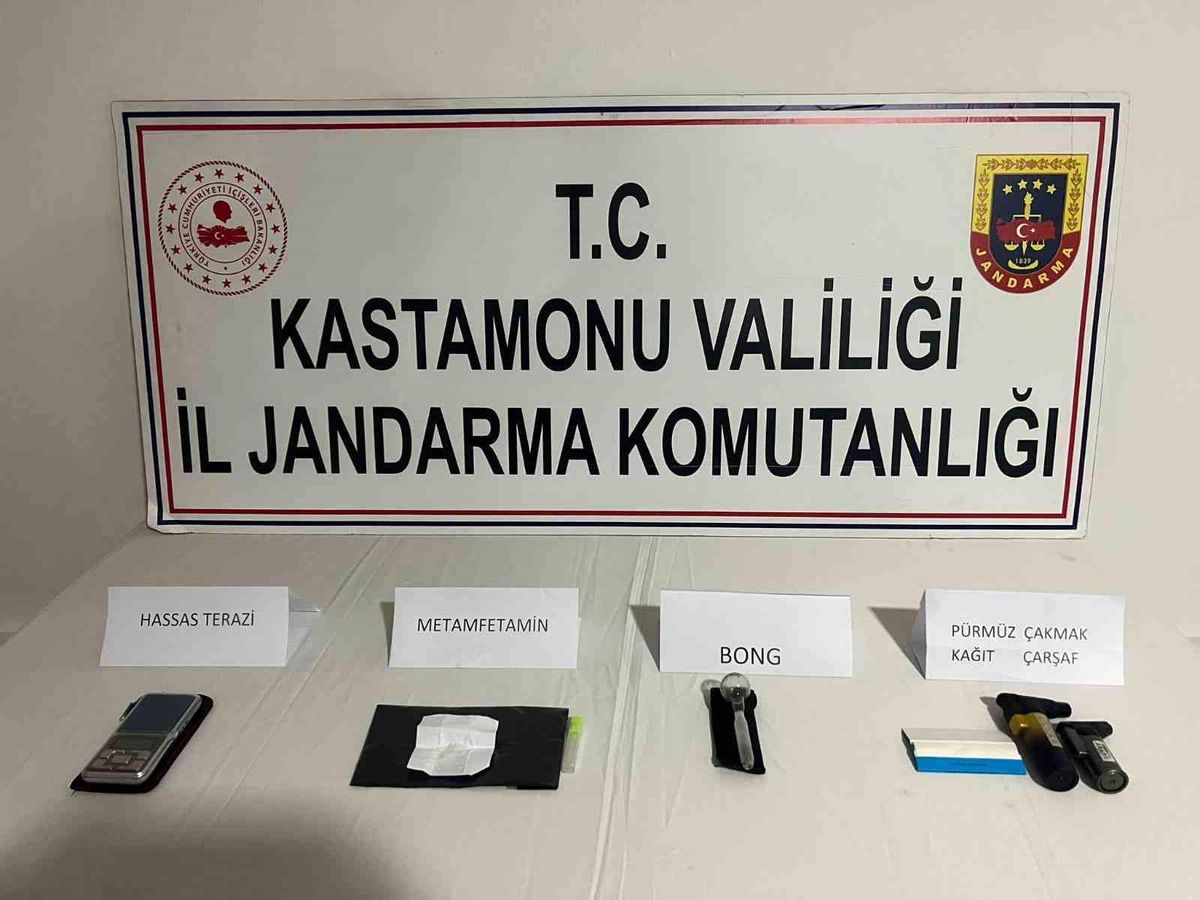 Jandarmanın yol kontrolü sırasında uyuşturucuyla yakalanan 4 kişi gözaltına alındı