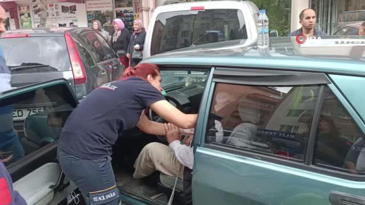 Kaza yapan 71 yaşındaki sürücü dakikalarca araçtan inemedi
