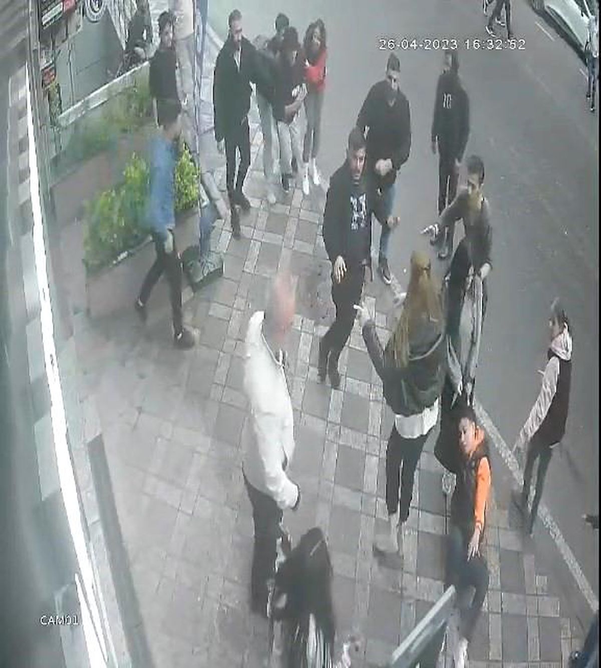 Kentin göbeğinde bıçaklı kavga: Kızlı erkekli iki grup birbirine girdi, 3 kişi yaralandı