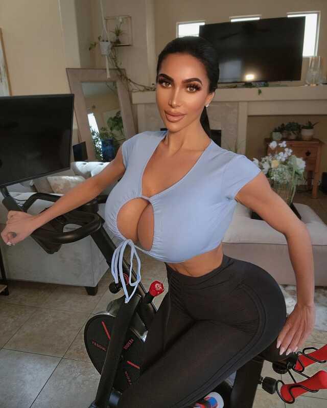 Kim Kardashian'a ikizi kadar benzeyen model kalp krizi geçirerek öldü Kim Kardashian'a ikizi kadar benzeyen model kalp krizi geçirerek öldü