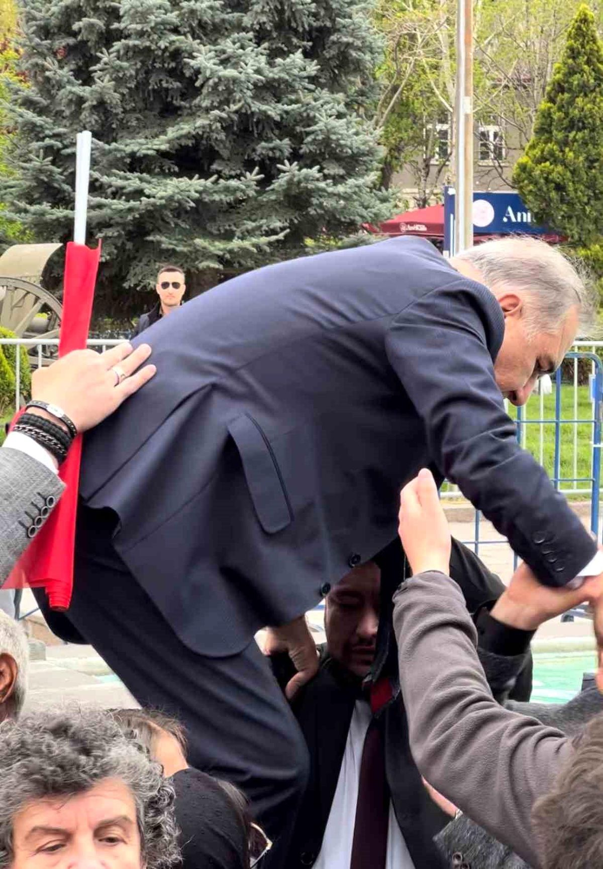 Milletvekili adayı miting alanına girmek için bariyerlerin üzerine çıktı