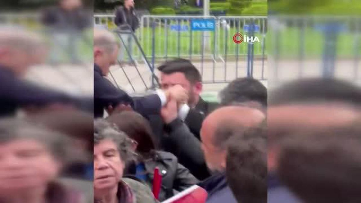 Milletvekili adayı miting alanına girmek için bariyerlerin üzerine çıktı
