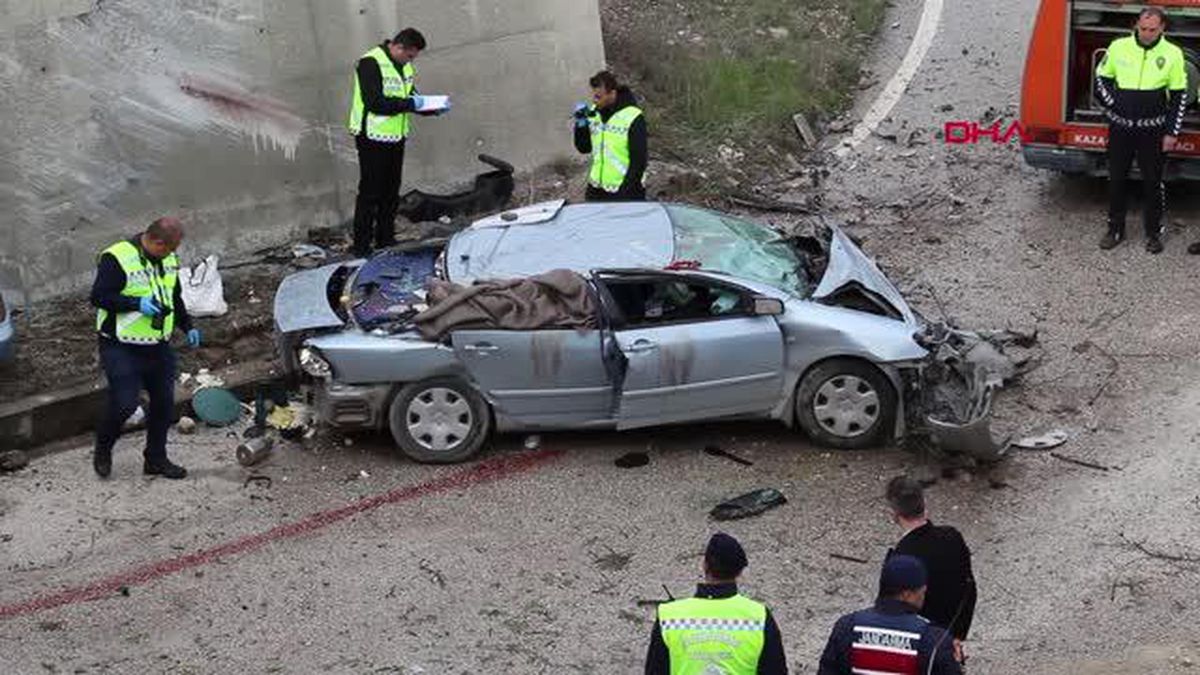 OTOMOBİL 5 METREDEN ALT GEÇİDE DEVRİLDİ 1'İ ÇOCUK 3 ÖLÜ, 2 YARALI