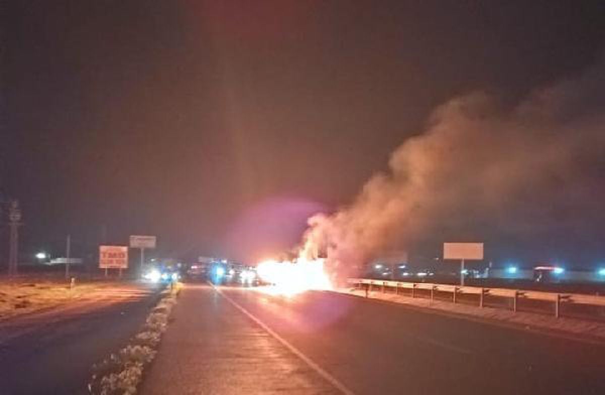 Otomobil bariyere çarpıp alev aldı; baba ve 2 oğlu yaralandı