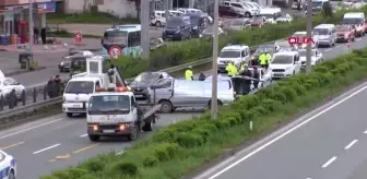 RİZE'DE TIR'A ÇARPAN MİNİBÜSÜN SÜRÜCÜSÜ YARALANDI