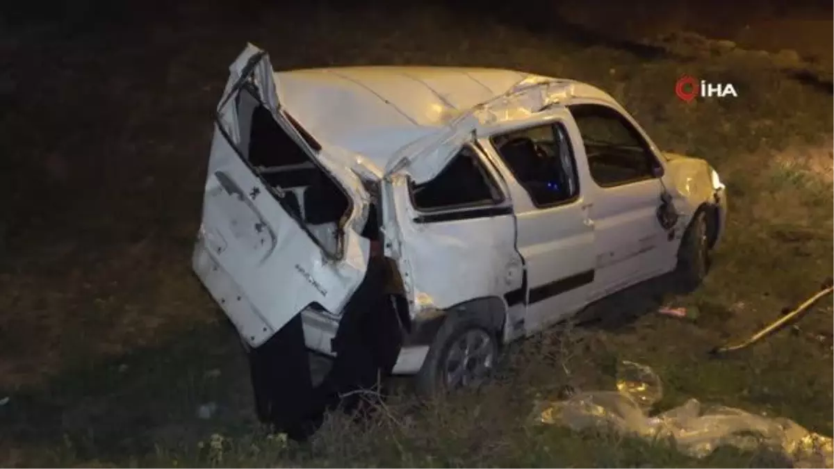 Takla atan hafif ticari araç hurdaya döndü: 2 ağır yaralı