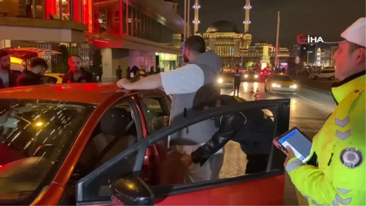 Taksim'de huzur uygulaması: Araçlar tek tek durduruldu sürücülerin GBT kontrolleri yapıldı