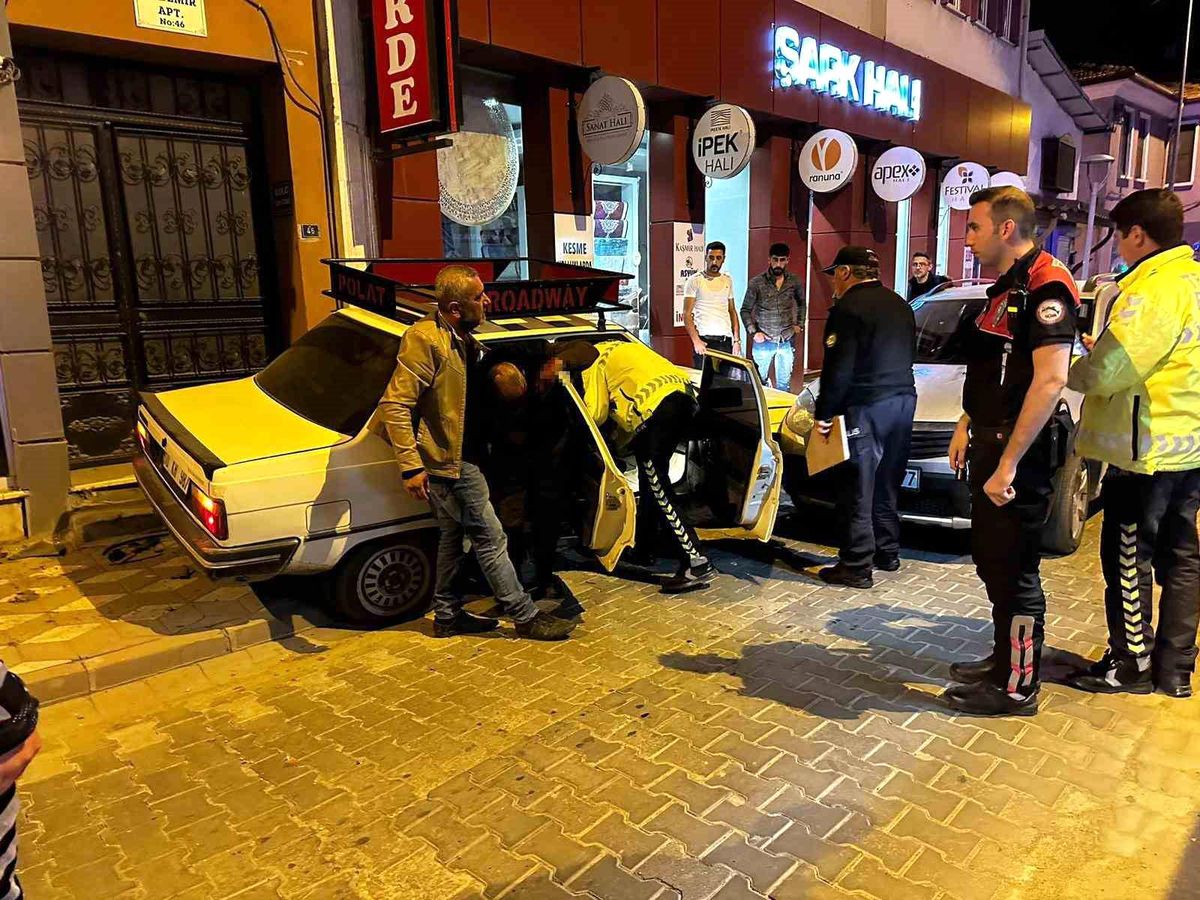 Yaralıları hastaneye götürürken kandan etkilenerek fenalaştı, kendi de kaza yaptı