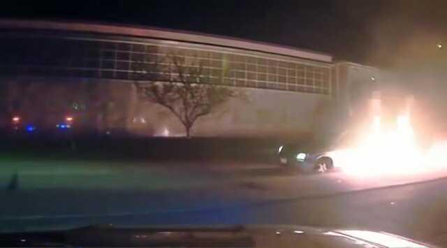 ABD'de polis 84 yaşındaki sürücüyü yanan araçtan böyle kurtardı ABD'de polis 84 yaşındaki sürücüyü yanan araçtan böyle kurtardı