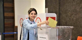 Antalya'da tatilciler oy vermek için havalimanına koştu
