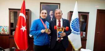 Avrupa Üçüncüsü Halterciden, Seyhan Belediye Başkanı Akay'a Teşekkür Ziyareti