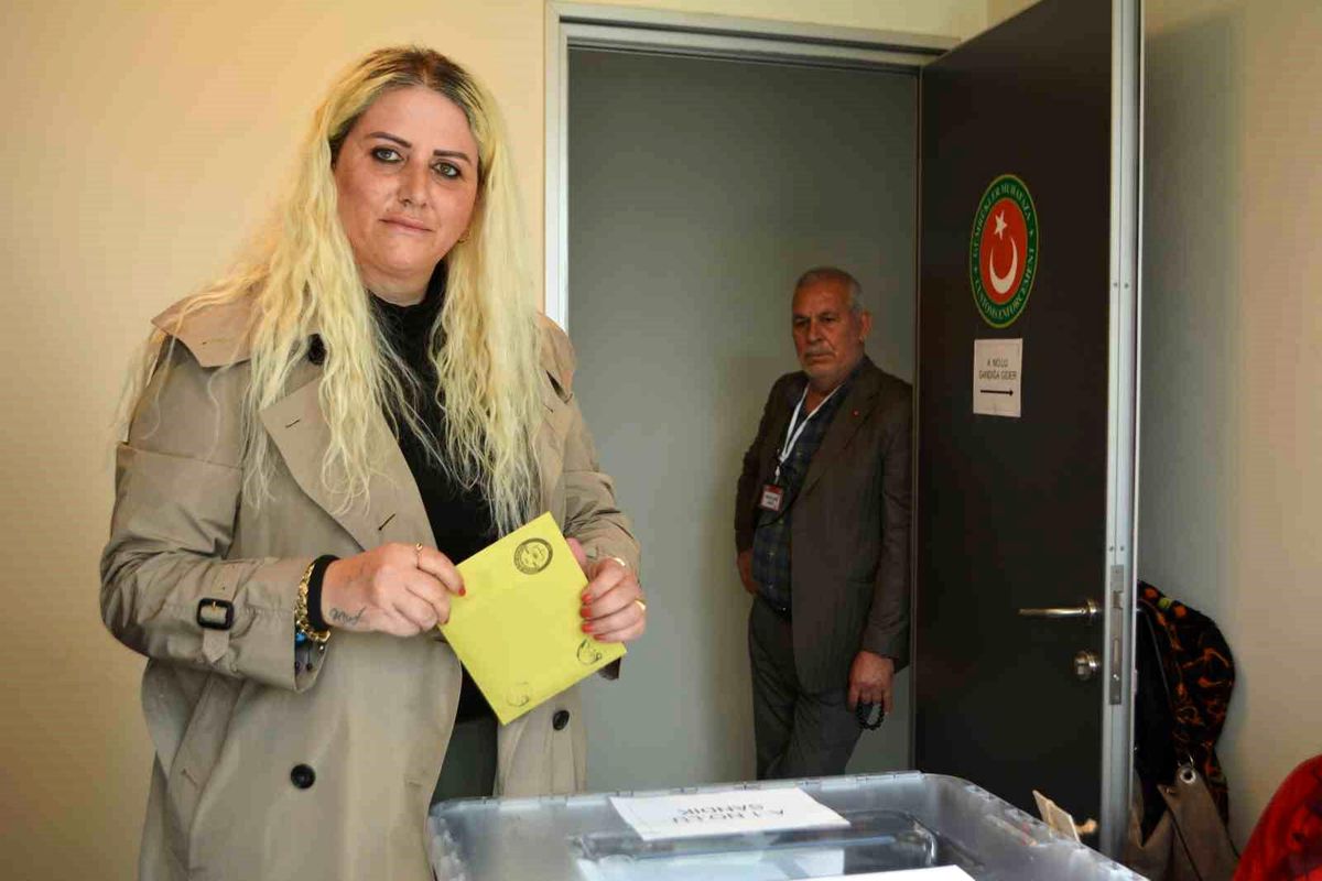 Ayvalık'ta Deniz Hudut Kapısı'nda yurt dışı seçim kütüğüne kayıtlı vatandaşlar oy kullanmaya başladı