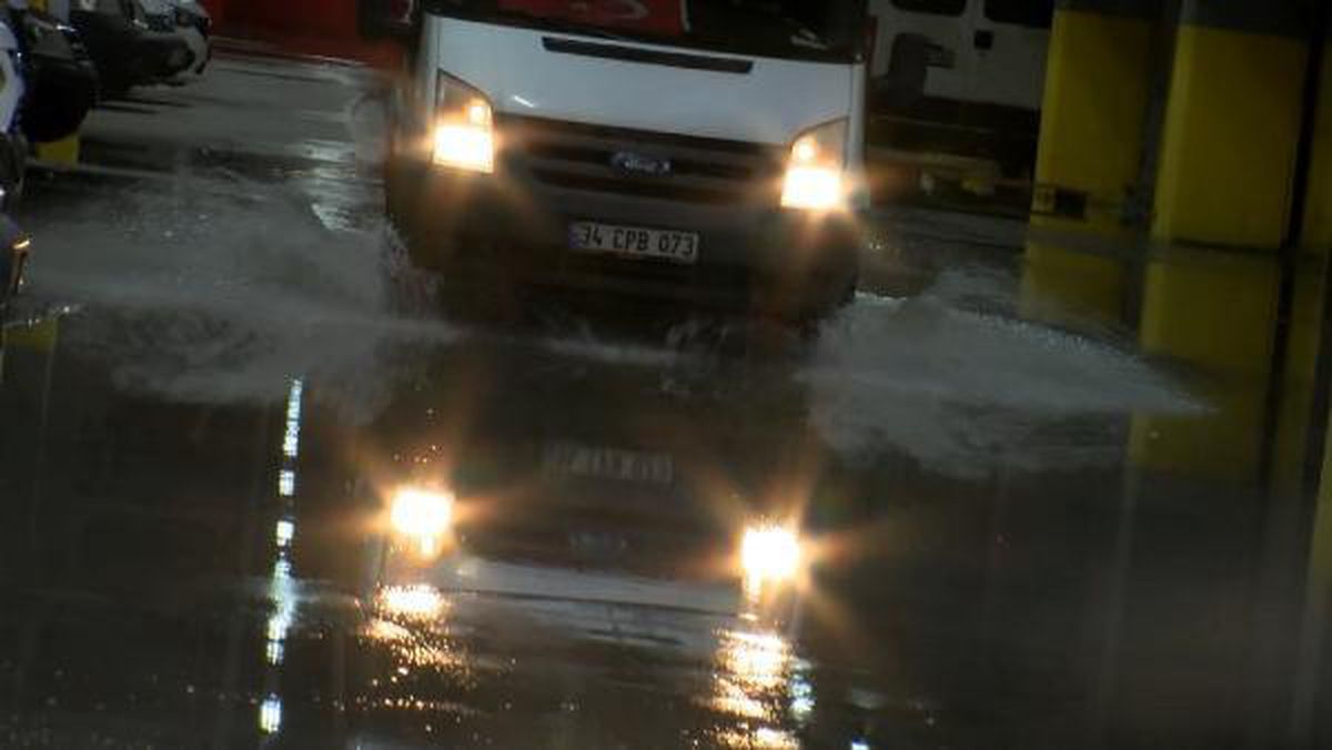 İstanbul'da Yağmur Sosyete Pazarı'nı Su Bastı