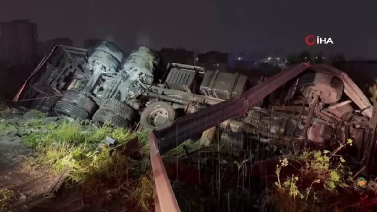 Başakşehir'de iplik yüklü kamyon ağaçlık alana devrildi