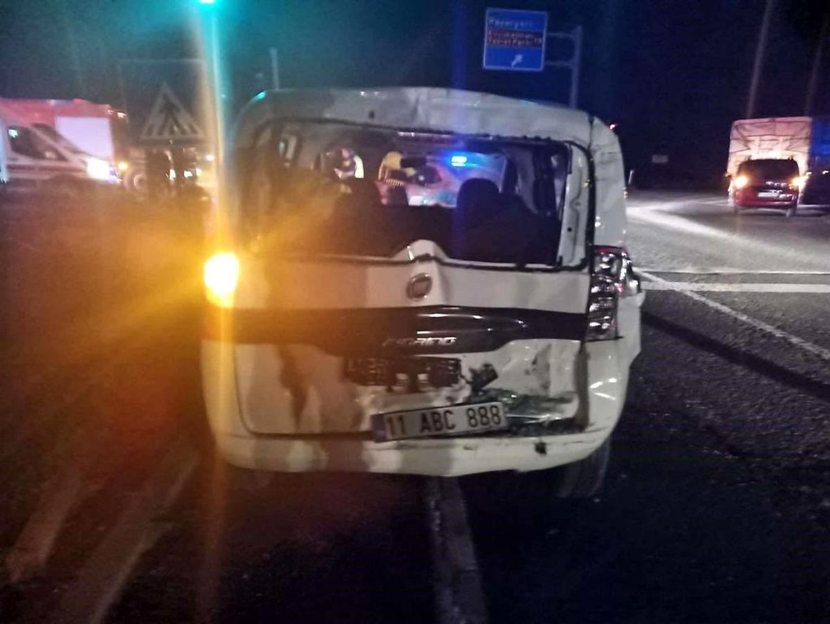 Bilecik'te meydana gelen zincirleme trafik kazasında 4 kişi yaralandı
