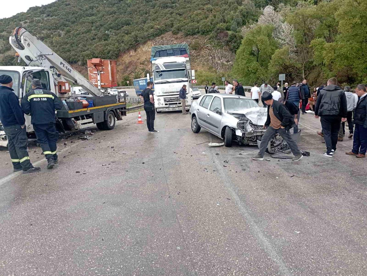 Eğirdir'de kamyonet ile otomobil çarpıştı: 5 yaralı