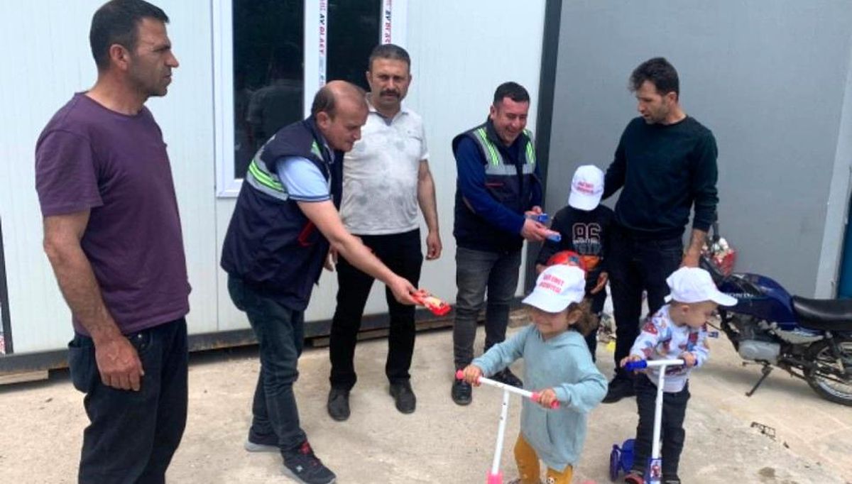 Emet'ten deprem bölgesindeki çocuklara oyuncak