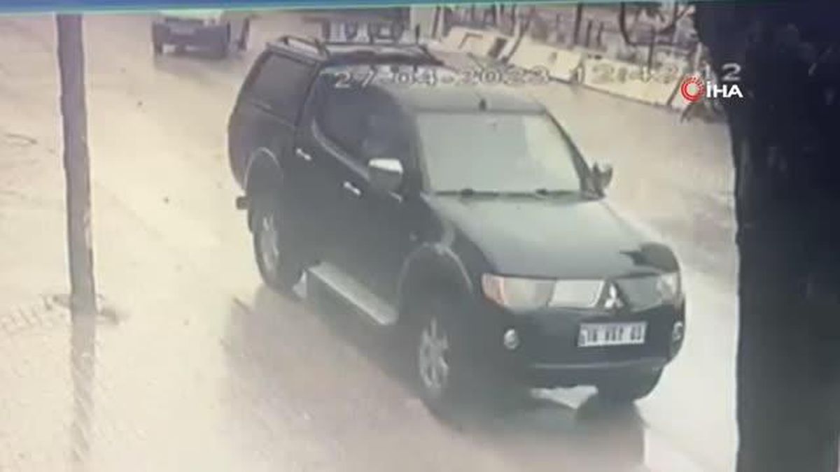 Genç kıza çarpan kamyonetin camlarını kırdılar...O anlar kamerada