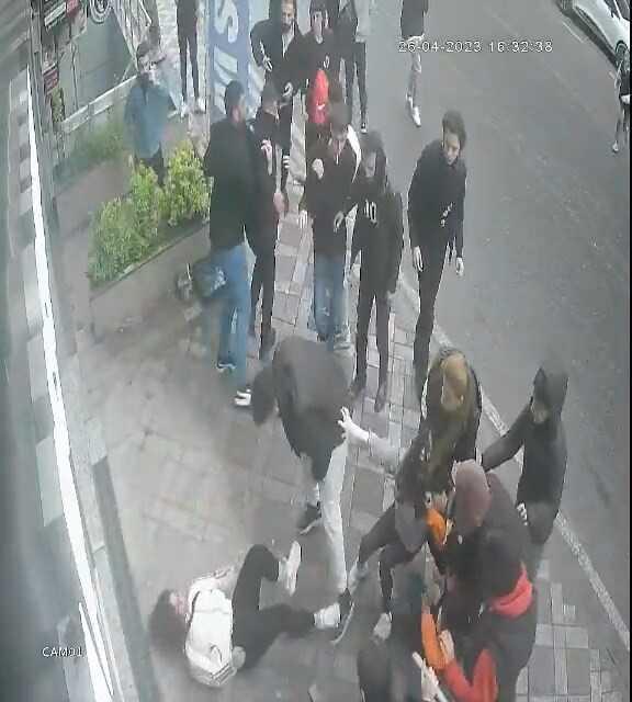 Genç kızı yerde tekmeleyip saçından sürüklediler! Yumruklu, bıçaklı kavga kamerada
