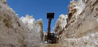 Hakkari'de nisan ayında 5 metreyi aşan karla mücadele