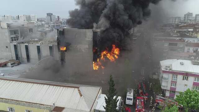 İstanbul'da korkutan yangın! Akit gazetesinin binası alev alev yanıyor
