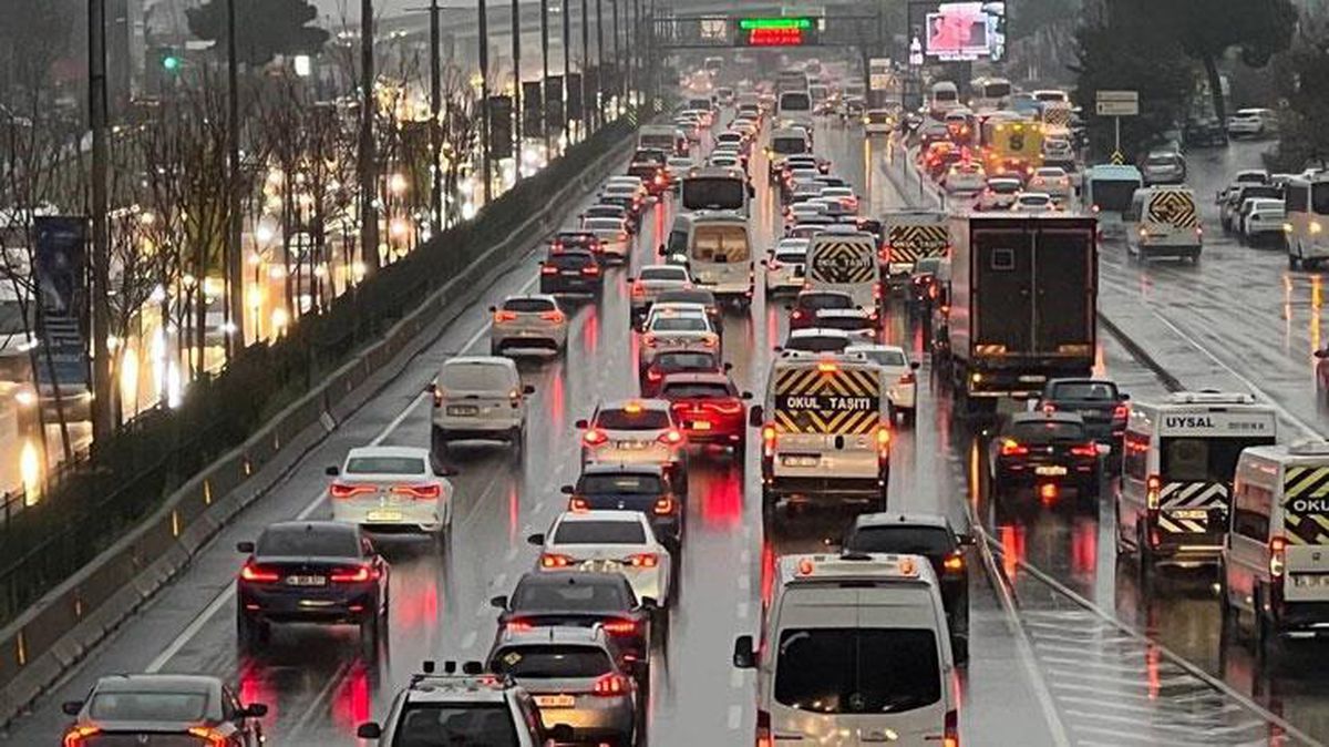 İstanbul'da sağanak yağış hayatı felç etti! Trafik yoğunluğu yüzde 76'ya kadar çıktı