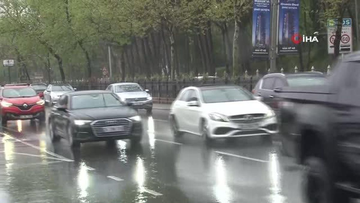İstanbul'da sağanak yağış trafiği kilitledi