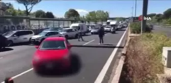 İtalya'da iklim aktivistleri yolu kapattı, uzun araç kuyrukları oluştu