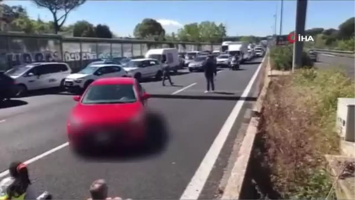 İtalya'da iklim aktivistleri yolu kapattı, uzun araç kuyrukları oluştu