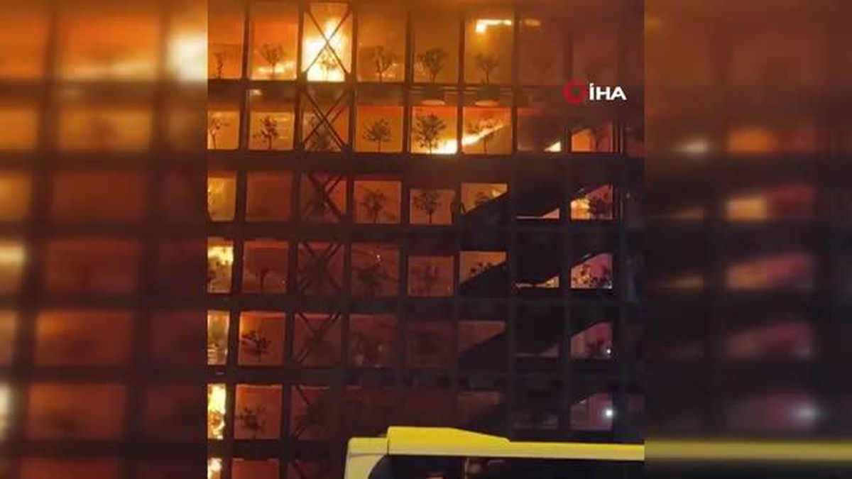 İzmir'de Folkart Sitesi'nde büyük yangın: Mahsur kalanlar merdivenlerden kaçmaya çalışıyor