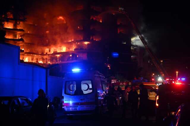 İzmir'in lüks sitesindeki yangından gelen ilk görüntüler çok vahim! Alevler tüm şehri aydınlattı