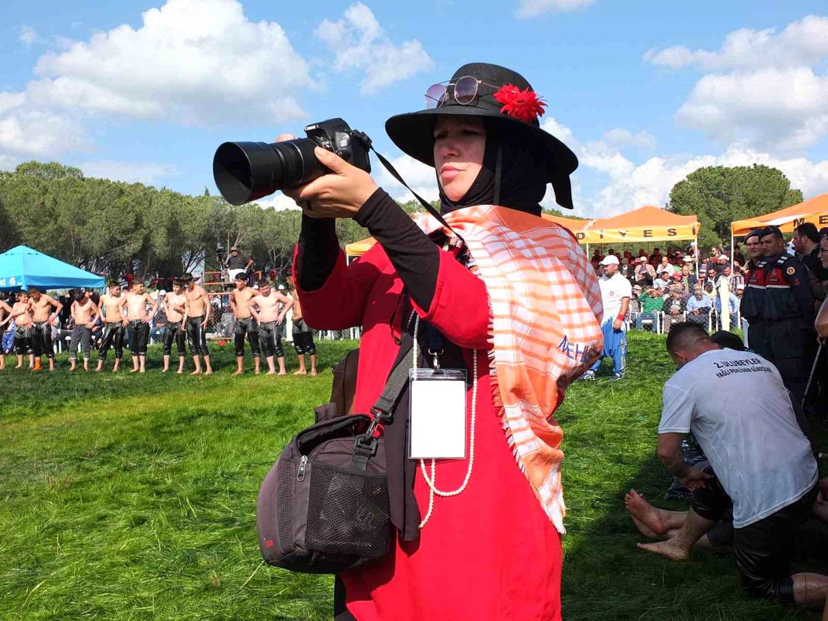 Kadın sanatçı güreşleri fotoğraflamak için Türkiye'yi geziyor