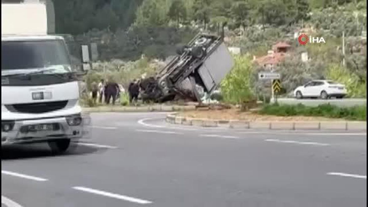 Kontrolden çıkan kamyonet kavşakta ters döndü