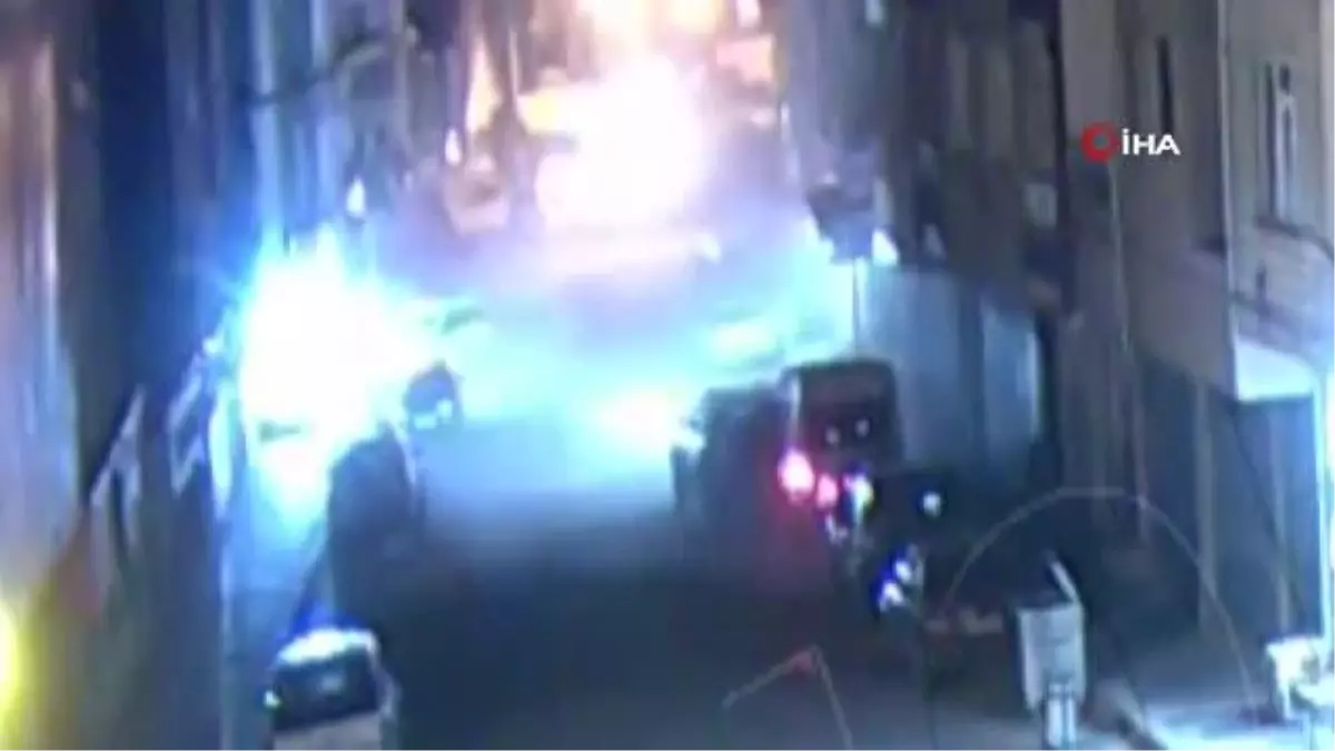 Kontrolden çıkan pikap 6 aracı biçti...Kaza anı kamerada