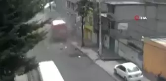 Meksika'da lastiği patlayan kamyon 5 araca ve eve çarptı