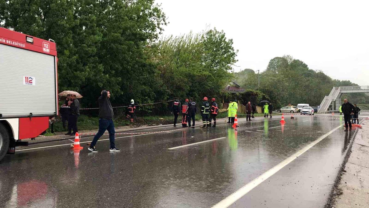 Otomobil bariyerlere çarptı: Yola savrulan 2 kişi hayatını kaybetti
