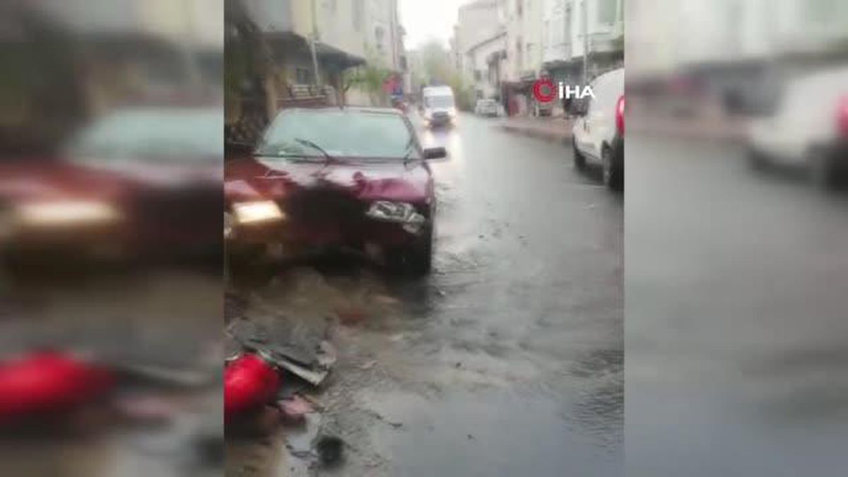 Otomobil yangın hidrantına çarptı, yol göle döndü