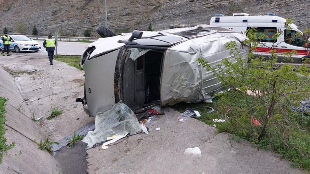 İçinde 4 kişinin bulunduğu minibüs takla atarak su kanalına düştü