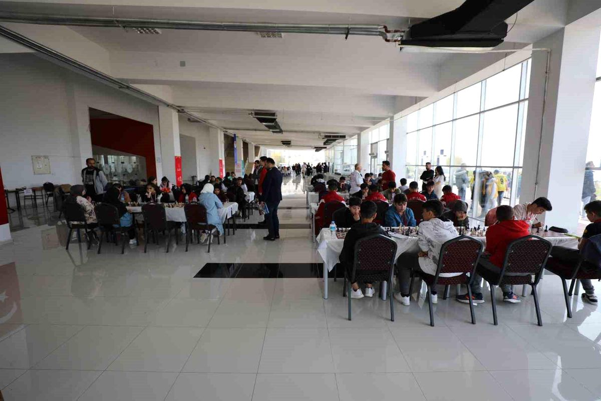Satranç bölge yarışması Van'da başladı