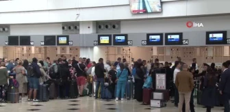 Tatilciler oy vermek için havalimanına koştu