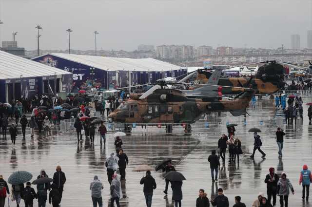 Vatandaşlar yağışa rağmen TEKNOFEST 2023'e akın etti