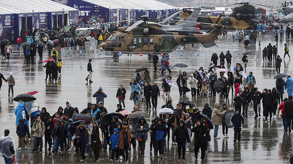 Binlerce vatandaşı yağmur bile durduramadı! TEKNOFEST'e adım atar atmaz İHA'lara yöneldiler