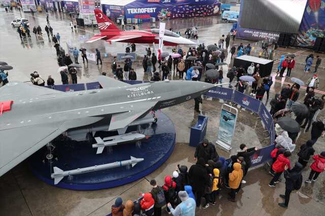 Vatandaşlar yağışa rağmen TEKNOFEST 2023'e akın etti