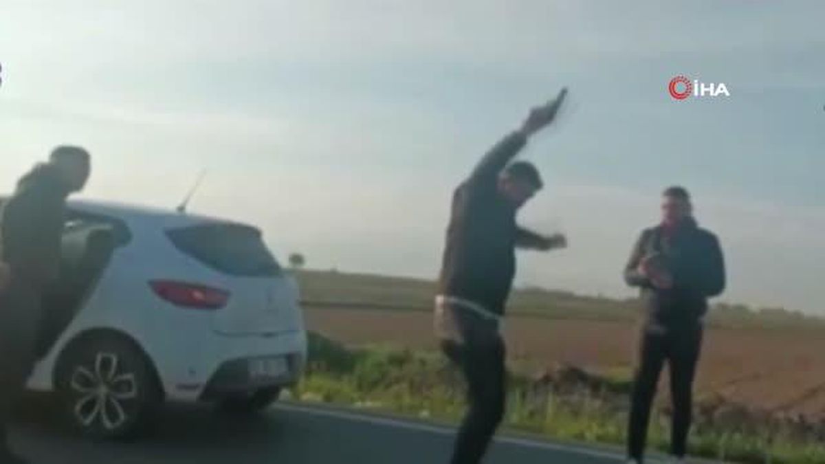 Yolda havaya ateş açıp oynayan magandalar yakalandı