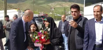 Yüksekova'ya gelen İranlı tur operatörlerine çiçekli karşılama