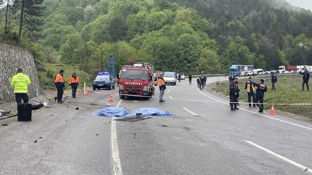 Zonguldak'ta istinat duvarına çarpan otomobildeki 3 kişi öldü